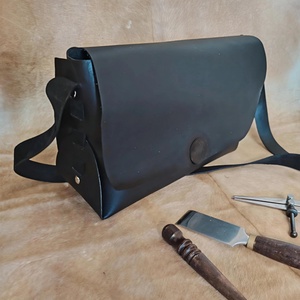 Geantă neagră crossbody/de umar din piele naturală de vită lucrată manual handmade  - genți și portofele - genți de mână și umăr - geantă casual - Artynos.ro