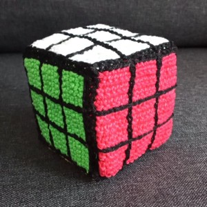 Cubul lui Rubik, , , Figurina amigurumi crosetata, inalta de 7-8 cm, realizata din fire de bumbac 100%.
Se poate spala l..., ARTYNOS