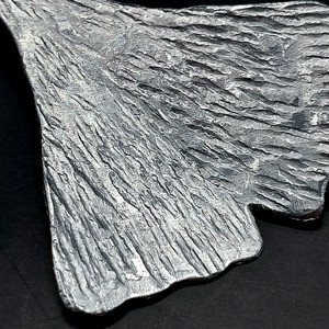 Ginkgo biloba în aluminiu în formă de pană - bijuterii - seturi de bijuterii - Artynos.ro  Ginkgo biloba în aluminiu în formă de pană - bijuterii - seturi de bijuterii - Artynos.ro
