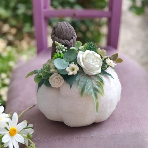 Păpușă macramé pe un dovleac � Decorațiune de toamnă pentru masă cu flori realiste în culori alb, verde și visiniu -  - Artynos.ro