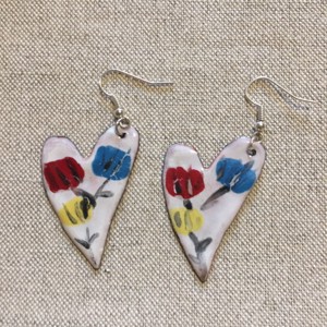 Cercei de email in forma de inima, , , cercei unici realizati folosind tehnica emailului cu noroi.
Dimensiuni: fara carlig 4cm lungime, 2,..., ARTYNOS