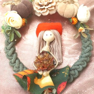 Coroană de macramé de toamnă cu o fetiță purtând o pălărie și flori -  - Artynos.ro