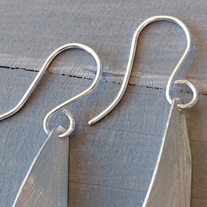 Cercei cu frunze de argint din aluminiu - bijuterii - cercei lungi - Artynos.ro Cercei cu frunze de argint din aluminiu - bijuterii - cercei lungi - Artynos.ro