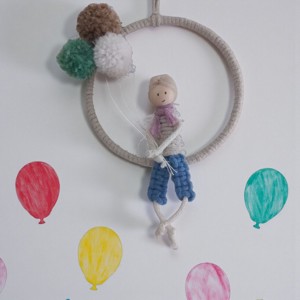 Decor de perete macramé cu balon băiat -  - Artynos.ro Decor de perete macramé cu balon băiat -  - Artynos.ro