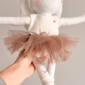 Păpușă de pluș 40 cm - Iepurina Balerina costum mauve/tull roz - Popette Atelier - jucării și echipamente pentru copii - jucării și accesorii pentru copii - păpușă de îmbrăcat - Artynos.ro