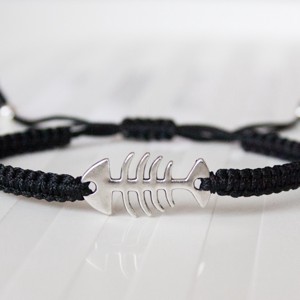 Brățară macramé împletită - Schelet din os de pește negru - bijuterii - brățări - brățară împletită, brățară din fire - Artynos.ro