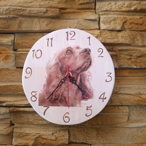 Ceas de perete alb din lemn cu câine spaniel -  - Artynos.ro