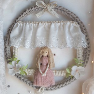 Decor de perete din dantela cu papusa macramé, , , O papusa macramé sta intr-o fereastra decorata cu un umeras din dantela. Confectionata din fir macr..., ARTYNOS