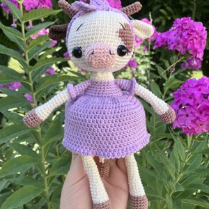 Fetiță cu vițel croșetat   -  - Artynos.ro