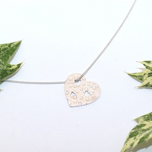 Inima, colier de argint pentru femei (ENY.029), , , - Greutate: 3,35 g
- Inaltimea pandantivului: 18 mm
- Material: argint (925)
- Produs realizat manu..., ARTYNOS