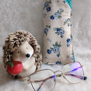 Etui pentru ochelari cu flori albastre si puncte turcoaz, , , Un etui de ochelari fermecator, realizat manual, cu un model romantic cu flori albastre si detalii ..., ARTYNOS