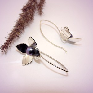 Floare cu patru petale și perlă gri, pereche de cercei de damă din argint (EF.068) - bijuterii - cercei - Artynos.ro