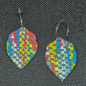 Cercei Șah colorat - bijuterii - cercei - cercei hoops - Artynos.ro