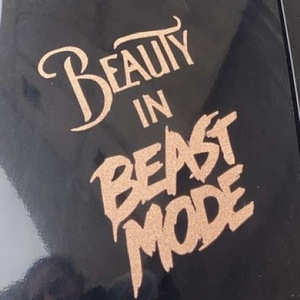 Sticker auto Beauty in Beast Mode - casă & stil de viață - mașină - abțibild de mașină - Artynos.ro