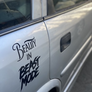 Sticker auto Beauty in Beast Mode - casă & stil de viață - mașină - abțibild de mașină - Artynos.ro