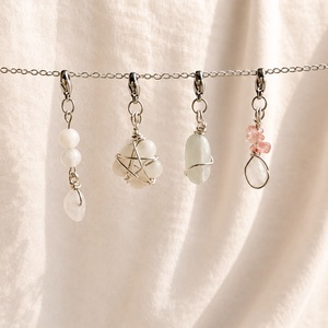 Set Charmuri "Tides of Aura" - Colectia Thalassa , Bijuterii, Coliere, Pandative, Confectionarea bijuteriilor, Colectia Thalassa | project:aura

Setul de 4 charmuri Tides of Aura aduce un aer subtil, diafan si ..., ARTYNOS