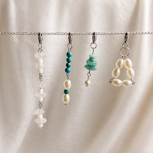 Set Charmuri "Azure Tides" - Colectia Thalassa , Bijuterii, Coliere, Pandative, Confectionarea bijuteriilor, Colectia Thalassa | project:aura

Setul de 5 charmuri Azure Tides aduce prospetime, eleganta si o v..., ARTYNOS