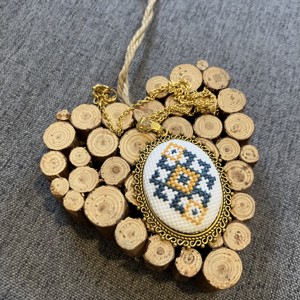  colier brodat cu cusături încrucișate -  - Artynos.ro