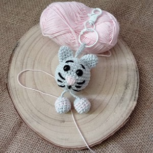 Breloc croșetat pentru mouse cu carabinier - Artynos.ro