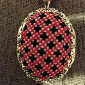 colier brodat cruce cu motiv popular -  - Artynos.ro