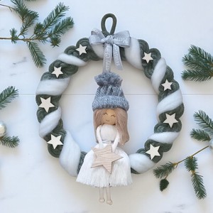Verde și alb macramé Crăciun decor de perete - fată zâmbitoare în pălărie cu stele de lemn - crăciun - decorațiuni de crăciun de casă - decorațiuni pentru ușă de crăciun - Artynos.ro Verde și alb macramé Crăciun decor de perete - fată zâmbitoare în pălărie cu stele de lemn - crăciun - decorațiuni de crăciun de casă - decorațiuni pentru ușă de crăciun - Artynos.ro