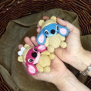 Breloc croșetat Mini Stitch - genți și portofele - accesorii genți - breloc - Artynos.ro