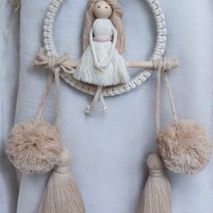 Decorațiuni de perete din macramé natural în ecru și bej - păpușă macramé pe cerc cu ciucuri și pompoane -  - Artynos.ro