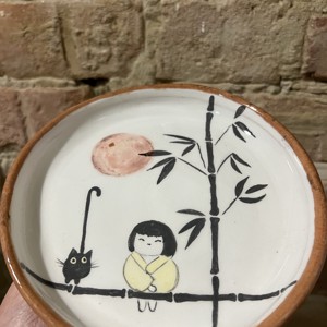 Farfurie de desert pictata manual - fata, pisoi si bambus (15 cm) - Artynos.ro