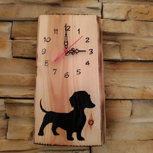 Ceas de perete din lemn cu câine dachshund -  - Artynos.ro