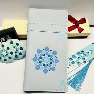 Portofel mandala din piele pu pictata manual, , , Carnet cu model Mandala pictat manual!
O idee excelenta de cadou pentru orice ocazie.
Fabricat din ..., ARTYNOS