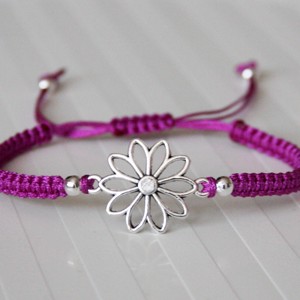 Brățară macramé împletită - Floare violet -  - Artynos.ro