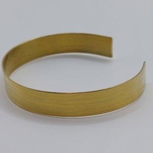 Brățară îngustă minimalistă din alamă -  - Artynos.ro Brățară îngustă minimalistă din alamă -  - Artynos.ro