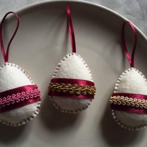 Ouă de Paște din fetru decorate cu fetru -  - Artynos.ro