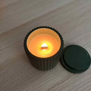 Lumânare parfumată din ceară de soia în borcan ceramic realizat manual cu capac - casă & stil de viață - lumânări, parfumuri, arome - lumânare - lumânări artizanale - Artynos.ro