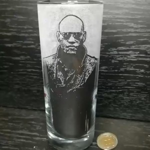 Pahar de sticla cu modelul Morpheus din Matrix  - Artynos.ro