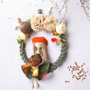 Coroana de macramé de toamna cu o fetita purtand o palarie si flori, , , ARTYNOS