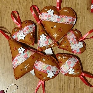 Gingerbread model simțit ornamente alb - roz -  - Artynos.ro