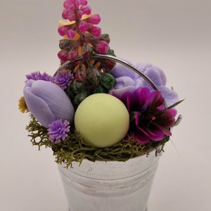 Găleată mică de metal cu flori de săpun și pisoi -  - Artynos.ro