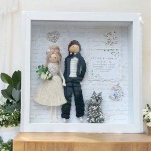 Mire si mireasa personalizati din macramé intr-o rama foto 3D din sticla � un cadou de nunta elegant cu un animal de companie, Accesorii nunta, Amintiri si cadouri de nunta, Cadou nunta, , ARTYNOS