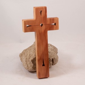 Cruce din lemn modelată, cruce de perete -  - Artynos.ro