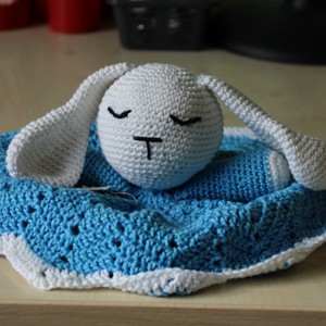 Iepuraș Sleeping scutec albastru -  - Artynos.ro