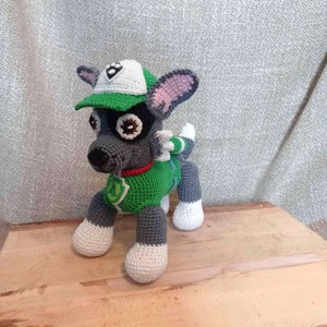 Paw Patrol-Rocky figură croșetată - jucării și echipamente pentru copii - plușuri - personaje de basm din pluș - Artynos.ro