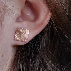 Cercei mini pătrați minimaliști din cupru -  - Artynos.ro Cercei mini pătrați minimaliști din cupru -  - Artynos.ro