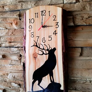 Ceas de perete din lemn cu cerb stând pe un deal  - casă & stil de viață - decorațiuni de casă - decorațiuni de pereți - ceasuri de perete - Artynos.ro