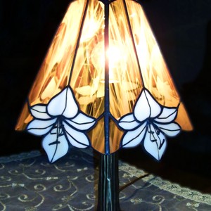 Lily aur voal tiffany lampă - casă & stil de viață - lămpi și corpuri de iluminat - lampă de masă - Artynos.ro