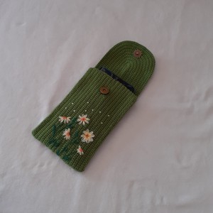 Carcase de telefon croșetate și brodate cu patent magnetic -  - Artynos.ro