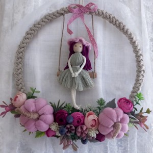 Decoratiune de perete mare din macramé � papusa balansoar pe un cerc din fire, cu dovleci roz si flori realiste intr-o rama foto, , , ARTYNOS