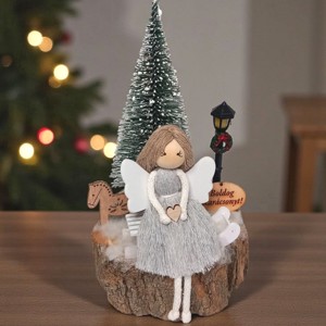 Inger Makramé pe o sanie - decor de masa de Craciun pe un disc de lemn - Artynos.ro