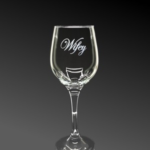 Sticlă gravată cu inscripția Hubby și Wifey -  - Artynos.ro