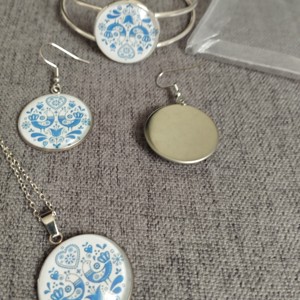 Set colier, cercei și brățară din oțel medical cu lentile de sticlă și motive populare -  - Artynos.ro